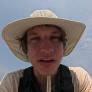 Un youtuber se acerca en barca a una de las tribus más aisladas del mundo para darle una lata de refresco: acaba detenido, multado y llevado de vuelta a la isla a buscar la lata