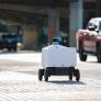 Los robots de reparto se multiplican en las aceras y los sindicatos temen por los empleos: "La gente lucharía por su vida contra estos robots inútiles"