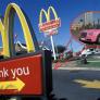 Roos, una joven de 20 años, ahorra 600 euros con latas y botellas recicladas durante dos años para cumplir un sueño: llegar al McDonald's en una limusina rosa con su novio