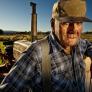 A sus 93 años sigue arando el campo con su tractor y tallando madera en un pueblo recóndito: lo han nombrado "tesoro humano viviente"