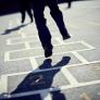La generación que hoy tiene 70 y 80 años fue la última en aprender de niña, y gratis, lo que ahora los adultos pagan por reaprender en talleres