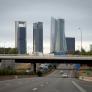 Desalojada la Torre Moeve de Madrid, una de las cuatro torres, por una densa columna de humo en su interior