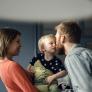"Dale un beso al tío": los expertos explican por qué forzar gestos afectuosos puede confundir a los niños sobre las emociones