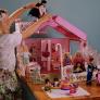 Una madre se gasta 5.800 euros en convertir su casa en la 'mansión de Barbie' para sus tres hijas y divide al vecindario