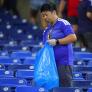 Lo que esconde el gesto más admirado del Mundial: el lema 'orgullo japonés' de las bolsas azules para recoger basura de los estadios conecta con un patrocinador de tintes nacionalistas