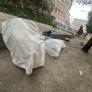 Retiró 200 bolsas de basura de un río para limpiarlo y ahora se enfrenta a dos años de prisión: "Van a por los blancos fáciles"