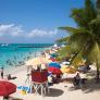 Expulsados de sus propias playas por los hoteles de lujo: los jamaicanos luchan contra el muro de los resorts y el "turismo de plantación"