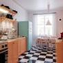 La cocina de los años 60 que el abuelo nunca tocó: su nieto arquitecto la moderniza sin borrar su historia y muestra el resultado
