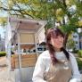 Empuja a mano un carrito de más de 100 kilos construido por su abuelo para vender onigiri por la calle: "Al principio me daba vergüenza y lloraba en el coche"