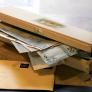 Un jubilado encuentra en una caja de hojalata, al vaciar la casa de su madre, dos bonos postales de 1939 que hoy podrían valer 63.000 euros