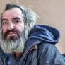De facturar un millón de euros a vivir en 27 metros cuadrados y cobrar una pensión de 1.021 euros: "Antes iba a hoteles de lujo, ahora como pasta con tomate"