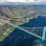 El puente más alto del mundo está a 625 metros sobre el río y reduce un viaje de horas a dos minutos: una "avería" lo convirtió en la mayor cascada artificial del planeta