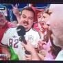 Entrevistan a varios españoles en una tele belga, uno canta "Pedro Sánchez, hijo de..." y la reacción del resto es de aplaudir