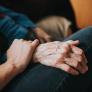 Carlotta, 25 años, funda una empresa para combatir la soledad entre los mayores: "Mi abuelo tenía todos los cuidados, pero le faltaba alguien con quien hablar"
