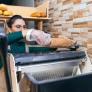 "En este momento, cobramos por todo": las panaderías que cobran 10 o 15 céntimos de euro por cortar el pan a los clientes