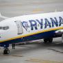 Un pasajero de un avión de Ryanair es "succionado parcialmente" debido a la rotura de una ventanilla tras un desprendimiento de un trozo del motor