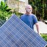 Un hombre vive de forma totalmente independiente, sin conexión eléctrica gracias a 70 paneles solares: "Nunca tengo que ducharme con agua fría"
