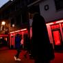Una bailarina de barra americana entre dos ataúdes al ritmo de Queen: el funeral de una pareja de Ámsterdam divide a medio internet