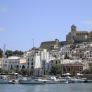 El verano de los dos extremos en Ibiza: un chalet se alquila por 80.000 euros mientras crece el número de trabajadores que duermen en coches y veleros