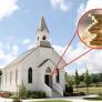 Una iglesia de 700 años iba a cerrar por falta de dinero y encontró bajo el altar una bolsa con nueve monedas de oro: "Rompimos a llorar en cuanto lo vimos"