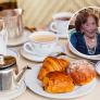 Renata, 101 años: "No sé cocinar. Desayuno a las 9 de la mañana un té y un cruasán caliente. Para comer, pasta con judías o en salsa, y siempre ceno fuera"