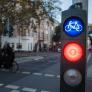 El semáforo para peatones con tres colores que solo existe en una ciudad en Europa: "Alarga el tiempo en que puede llegar seguro al otro lado de la calle"