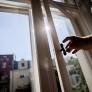 Introduce una hoja de papel en la ventana cerrada y tira suavemente: esta es la primera prueba que realizan los profesionales para detectar el calor
