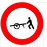La señal R-115 de la DGT desconcierta a los conductores y no va con ellos: a quién prohíbe el paso de verdad y dónde está colocada