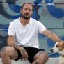 Manolo Mesa, 37 años, llena de botijos gigantes las fachadas de medio mundo: "Las mejores ideas muchas veces nacen precisamente de equivocarte"