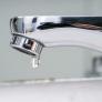 Un técnico le instala el contador de agua al revés: la empresa admite el error, pero aun así reclaman 557.190,37 euros al propietario