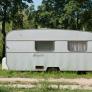 Hemos vendido todo para comprar un camping abandonado desde hace 30 años y lo estamos reformando siguiendo tutoriales": el sueño de Jon y Emilie