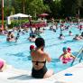 Ni una marca ni una talla concreta: misterioso ladrón de chanclas de una piscina que ya suma 100 pares y nadie sabe si es persona, animal o un reto adolescente