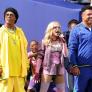 Madonna se lleva a Ronaldinho y Ronaldo a la pista de baile en su actuación en la final del Mundial