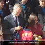 Felipe VI recibe la camiseta de España con la segunda estrella y el gesto que hace representa a todo el país