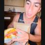 Pide una hamburguesa de 18 euros a domicilio, le llega cruda y se lía: el restaurante responde