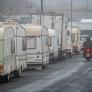 140 caravanas acampan en minutos y sin previo aviso en su finca: el dueño decide bloquear el acceso y provoca un caos de tráfico