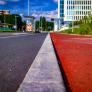 En este país, las carreteras se pintan de rojo para reducir las colisiones con animales, gracias a la psicología del color