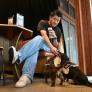 Hong Kong cambia las normas: permitidos los perros en los restaurantes, pueden estar con sus dueños (pero no figuran en el menú)
