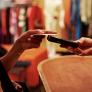 La dueña de una tienda, harta de clientes que solo van a preguntar y luego compran online, empieza a cobrar 25 euros por asesorar: si compras, te los descuenta