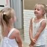 Tuva, 11 años, se encuentra a su doble exacta en sus vacaciones: "Es como verse en un espejo"