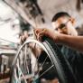 Guillaume, 29 años, reparador de bicicletas a domicilio: "Gano unos 2.500 euros al mes trabajando cuatro días a la semana. Prefiero tener tiempo libre antes que un sueldazo"