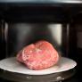 El truco de un carnicero con 30 años de experiencia para descongelar la carne en cinco minutos