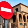 Un pueblo de 398 habitantes lleva desde 2017 esperando un parque infantil: el alcalde ha decidido cerrar la calle principal a los coches cada noche para que jueguen los niños