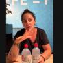 La monologuista Omayra Cazorla alucina con lo que le cuestan dos botellas de agua en el aeropuerto: "Entré con sed y salí con una hipoteca"