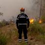 Tomaban el sol ante un incendio gigantesco y su foto indignó a medio mundo: "¿Habríamos actuado nosotros de otra manera?"