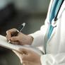 Carys, joven a la que acusaban de fingir su enfermedad, se hizo médica para entender qué le pasaba y hoy trabaja en el hospital que la diagnosticó: "Me la encontraré yo misma si hace falta"