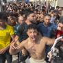 Cientos de migrantes entran en Ceuta a pie por el espigón fronterizo