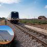 Instalan 48 paneles solares de 385 vatios entre las vías del tren: "Funcionan a la perfección"