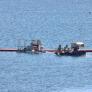 Un dispositivo neumático de 500 metros y con faldón antibuceo: así es la barrera colocada en Ceuta