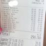 Enseña la cuenta que le traen en un bar en primera línea de playa y le llueven los comentarios: "Yo veo esos precios y no entro"